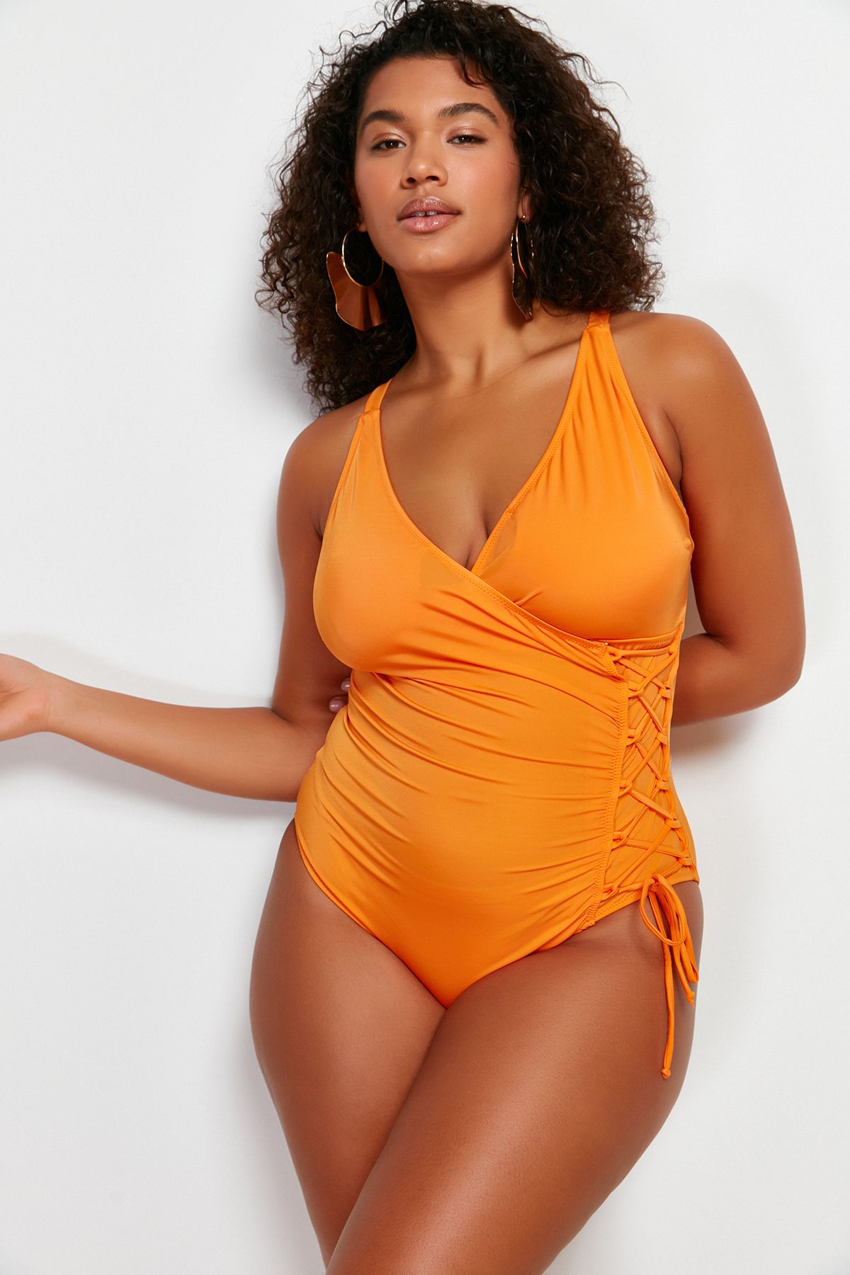 Trendyol Curve-Orangefarbener, zweireihiger Badeanzug in Übergröße mit Bindedetail TBBSS23AM00034 3