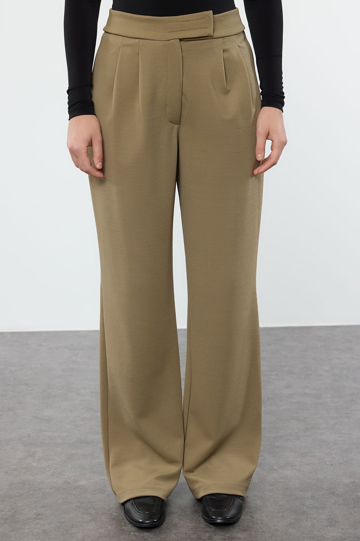 Trendyol Collection-Hose mit weitem Bein und hoher Taille und Klettverschluss - Dunkelkhaki Twoaw24pl00177 3