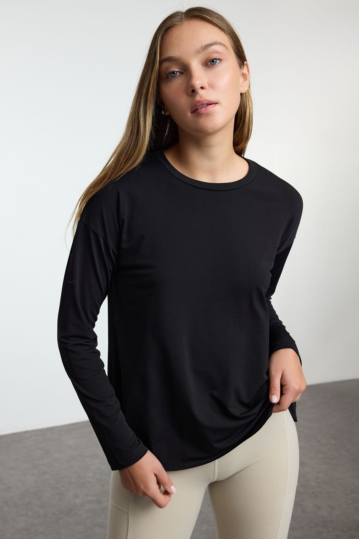Trendyol Collection-Czarna tkanina Scuba - odblaskowa bluzka z nadrukiem Thmaw25Bz00009 2