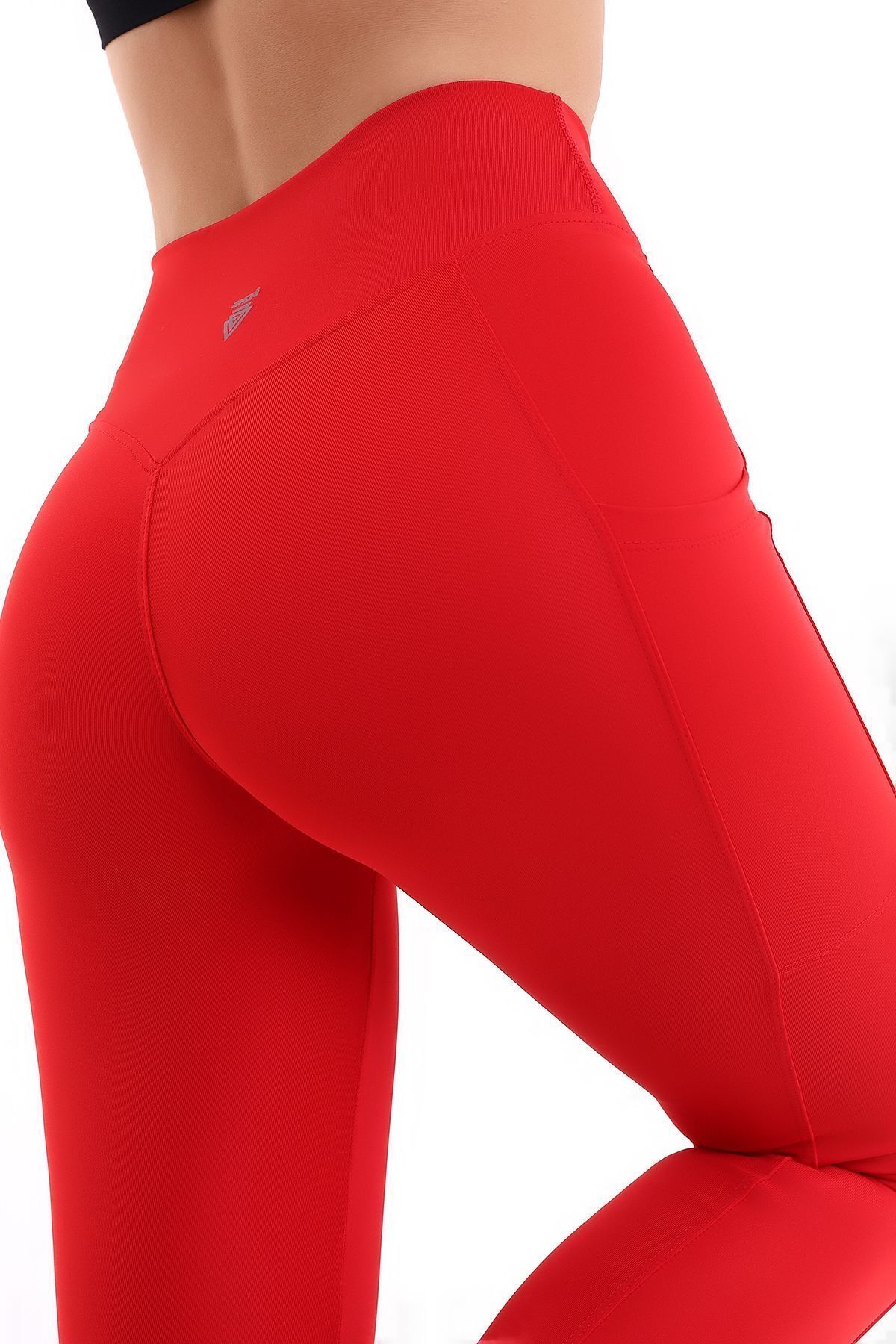 une femme en collants rouges double paire de poches une paire de collants leggings