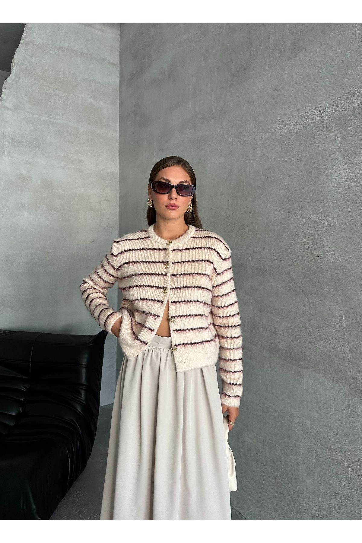Laluvia-Vanille-Burgunder Strickjacke mit Rundhalsausschnitt, gestreiftem und pelzigem Goldknopf 231096 6