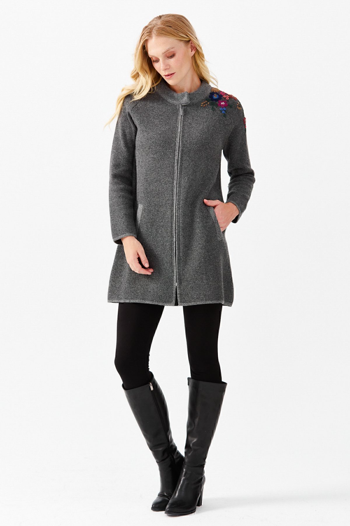 Desen Triko  Kadın Dik Yaka Omuzu Nakış I?şlemeli Uzun Hırka Füme - Görsel 2