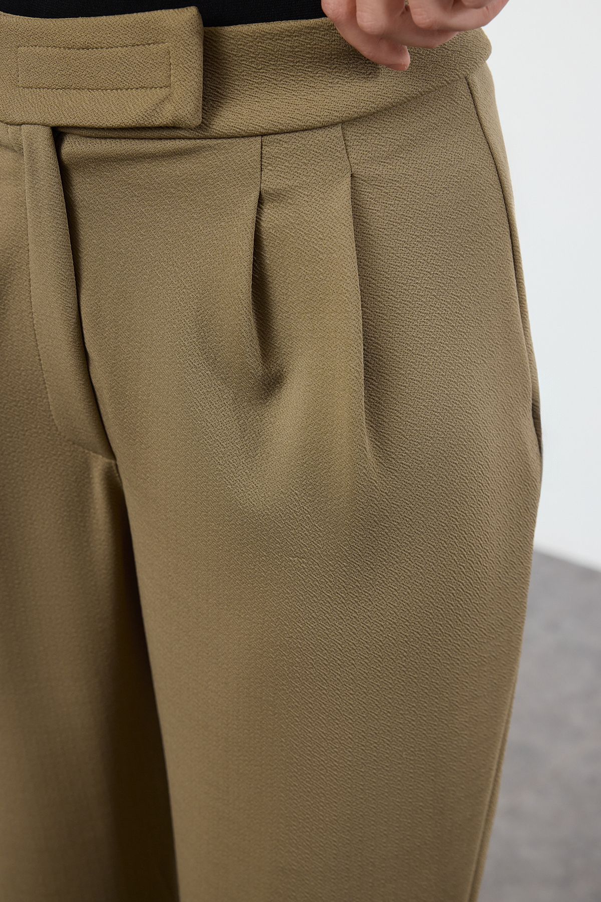 Trendyol Collection-Hose mit weitem Bein und hoher Taille und Klettverschluss - Dunkelkhaki Twoaw24pl00177 4
