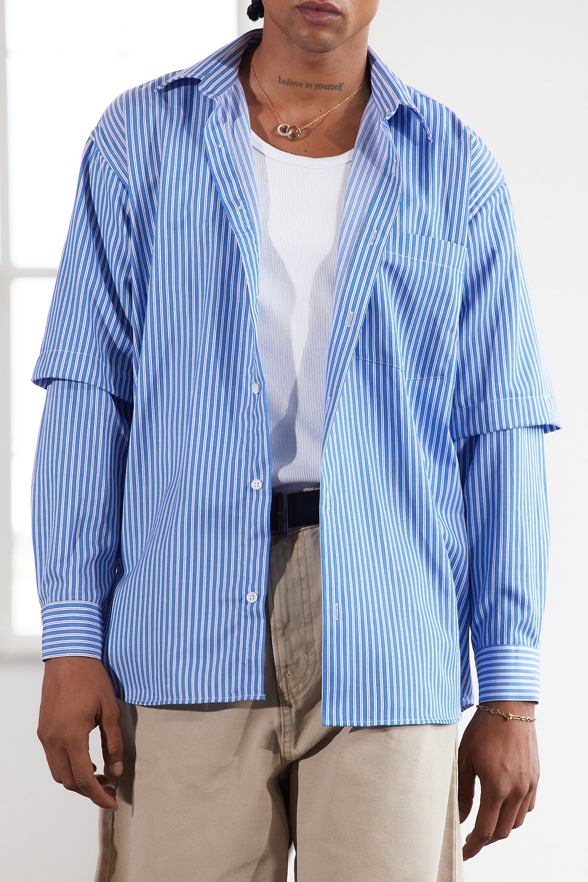 Trendyol Collection-Limitierte Auflage - Blaues Hemd mit lockerer Passform und Loop-Ärmeln TMNAW25GO00031 2