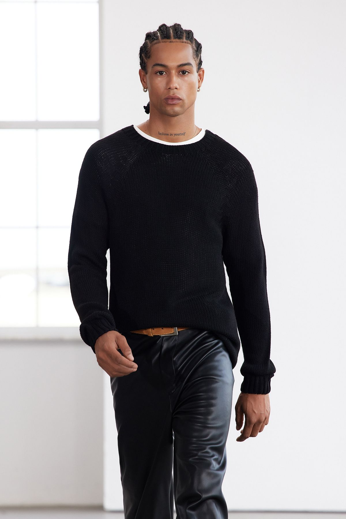 Trendyol Collection Schwarzer, Schmal Geschnittener, Schmal Geschnittener, Nahtloser Basic-strickpullover Mit Rundhalsausschnitt Und Raglanärmeln für