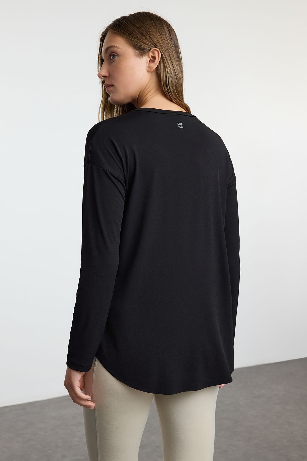 Trendyol Collection-Czarna tkanina Scuba - odblaskowa bluzka z nadrukiem Thmaw25Bz00009 6