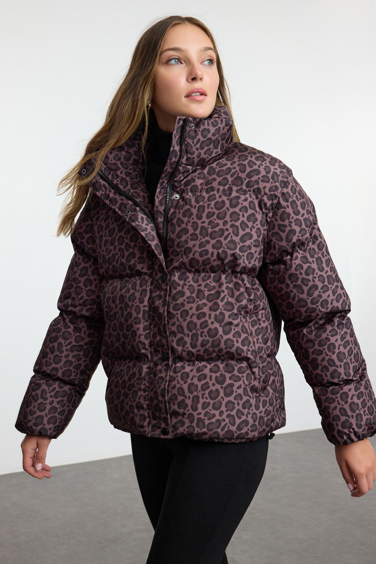 Trendyol Collection Brązowy, oversize'owy płaszcz puchowy z nadrukiem w panterkę - Twoaw25Mo00222