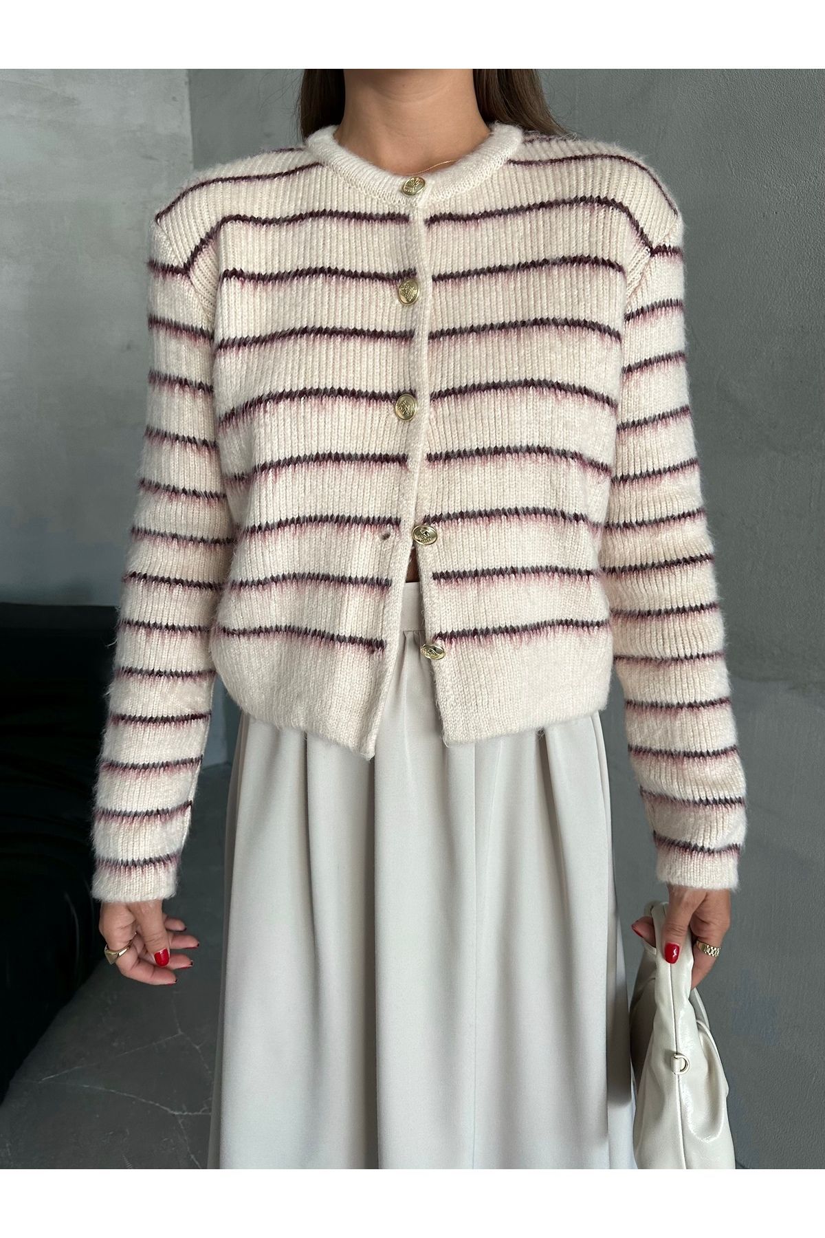 Laluvia-Vanille-Burgunder Strickjacke mit Rundhalsausschnitt, gestreiftem und pelzigem Goldknopf 231096 1