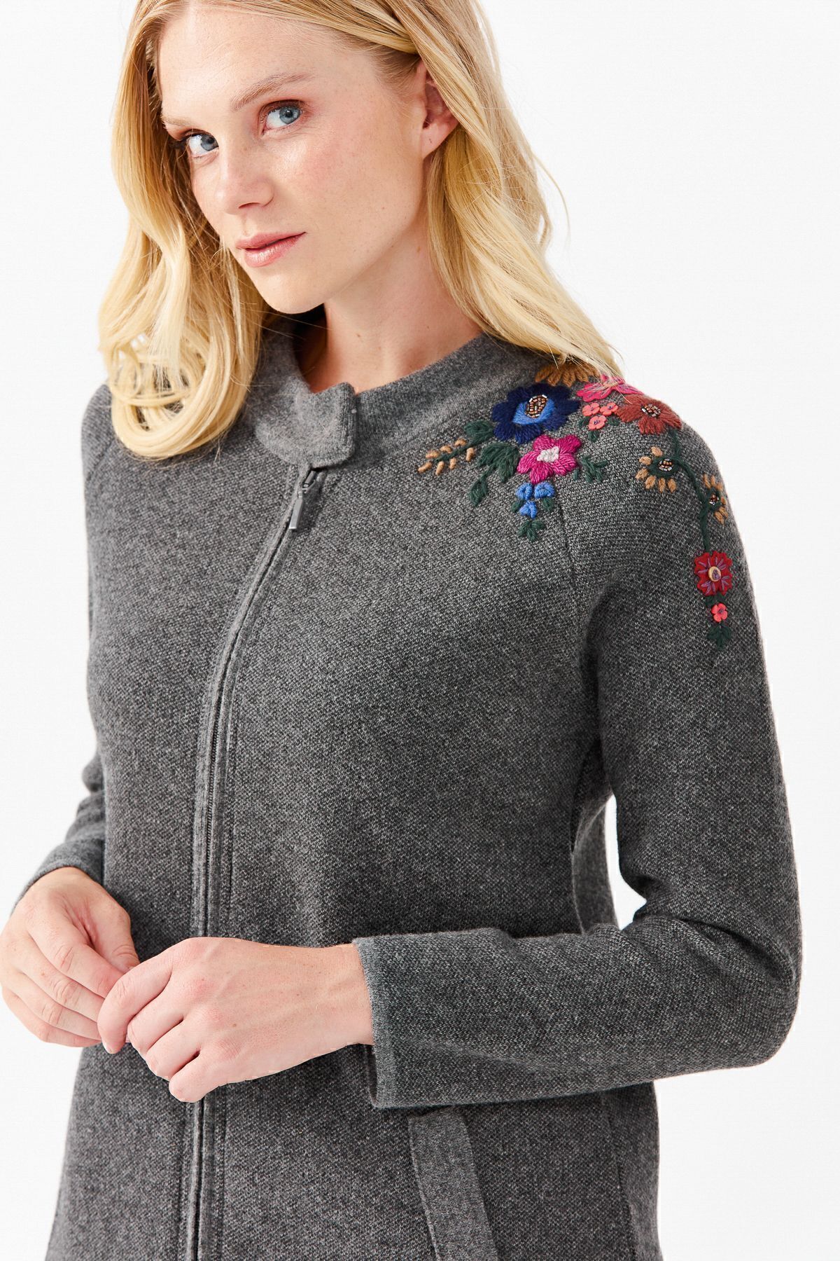 Desen Triko  Kadın Dik Yaka Omuzu Nakış I?şlemeli Uzun Hırka Füme - Görsel 6