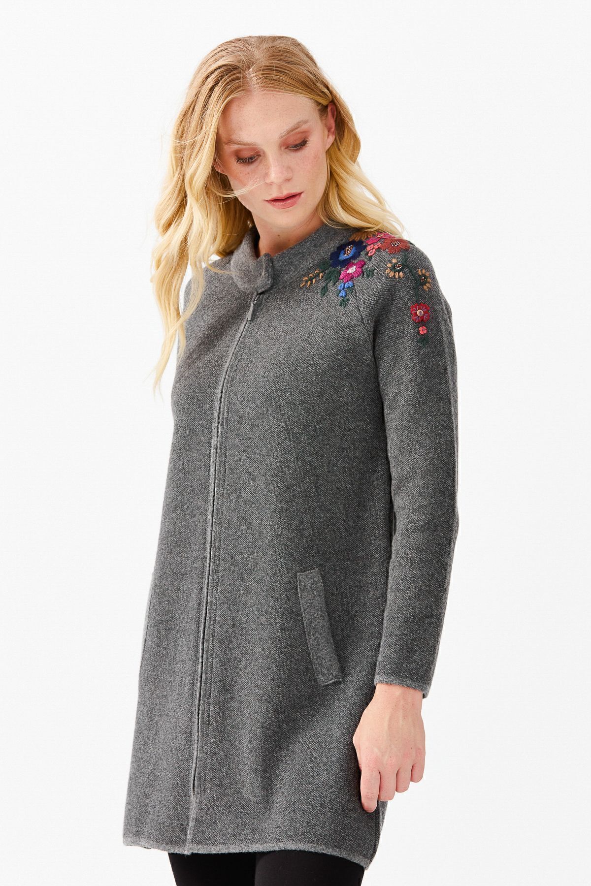 Desen Triko  Kadın Dik Yaka Omuzu Nakış I?şlemeli Uzun Hırka Füme - Görsel 5