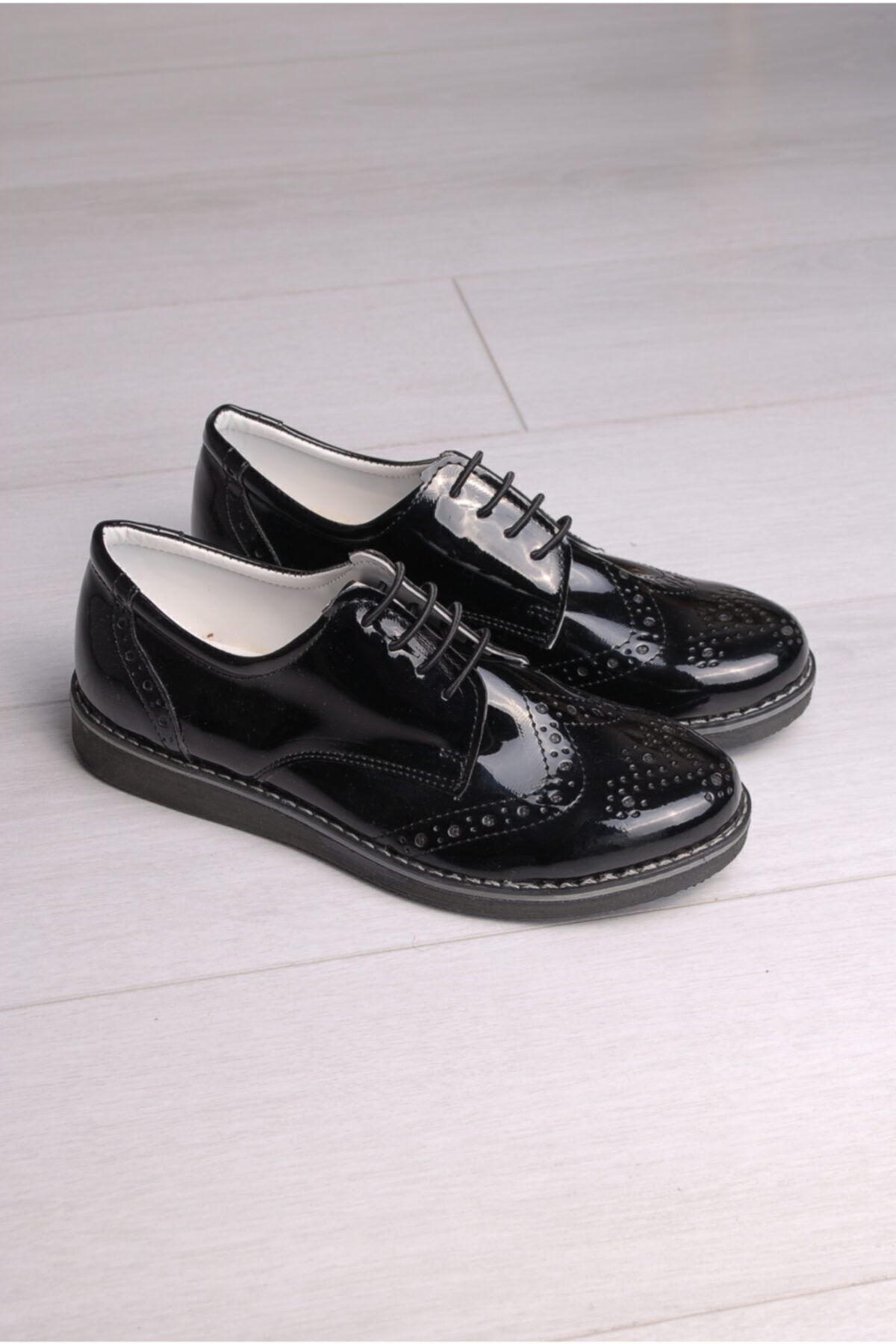 chaussures classiques à lacets en cuir verni noir pour garçons