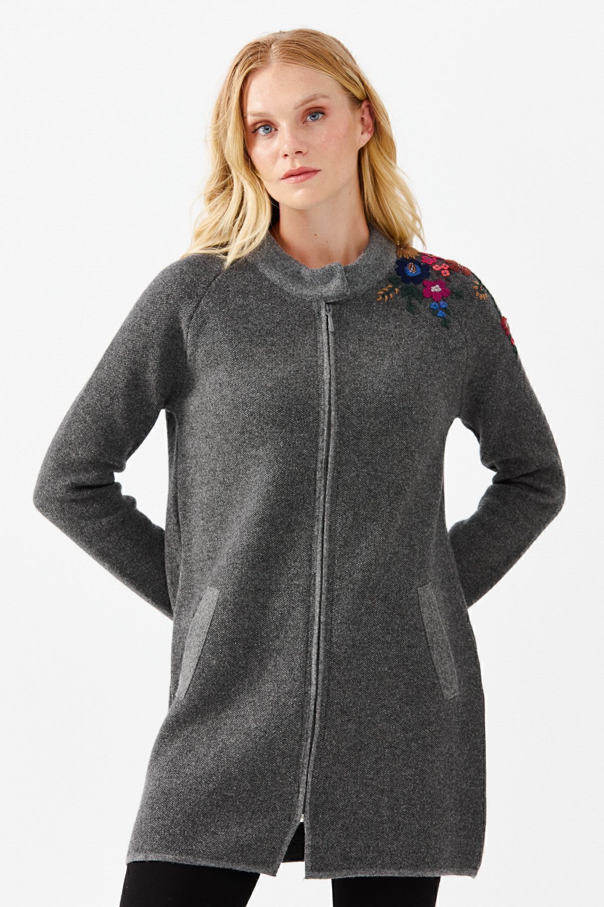 Desen Triko  Kadın Dik Yaka Omuzu Nakış I?şlemeli Uzun Hırka Füme - Görsel 4