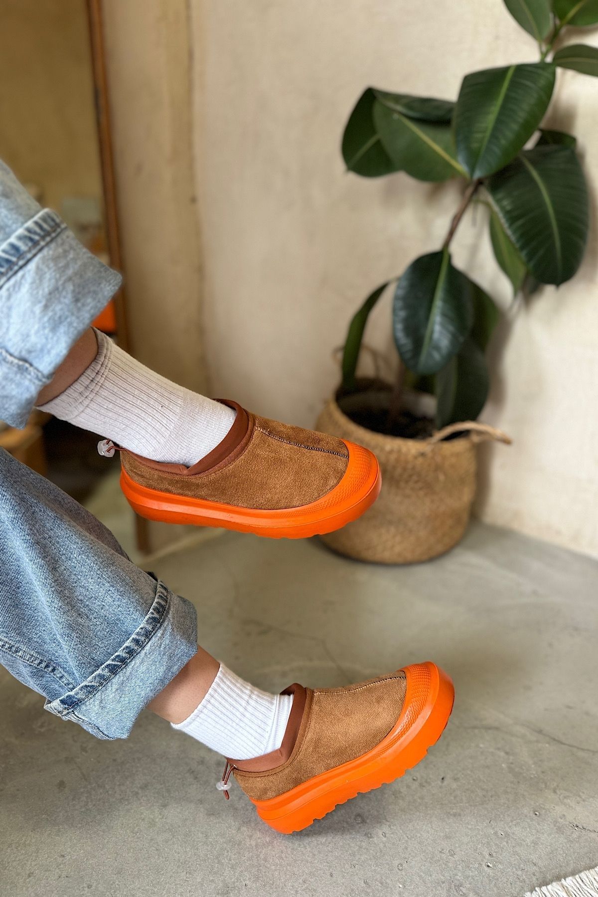SHOEBELLAS-Ghete de damă din piele intoarsa maro Riga - cu detaliu de blana in interior 2