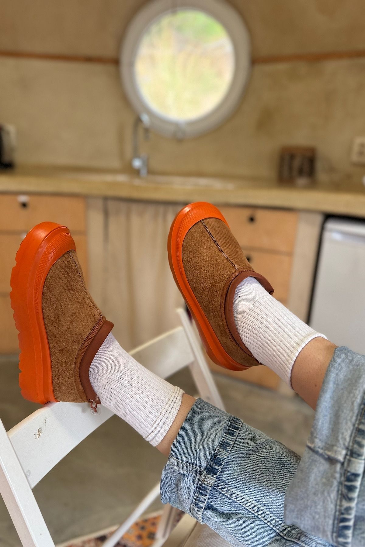 SHOEBELLAS-Ghete de damă din piele intoarsa maro Riga - cu detaliu de blana in interior 1