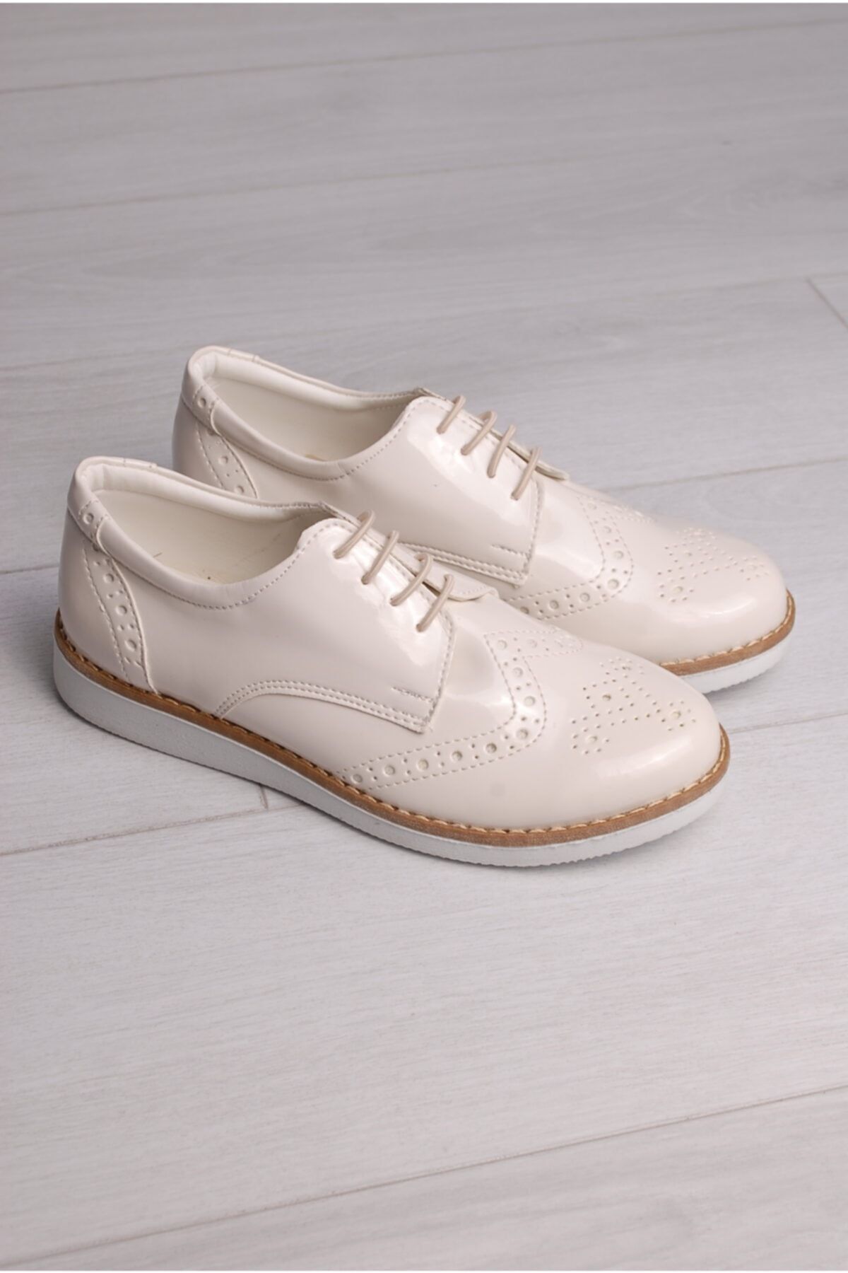 حذاء كريمي المصنوع من الجلد اللامع والأحذية الكلاس...