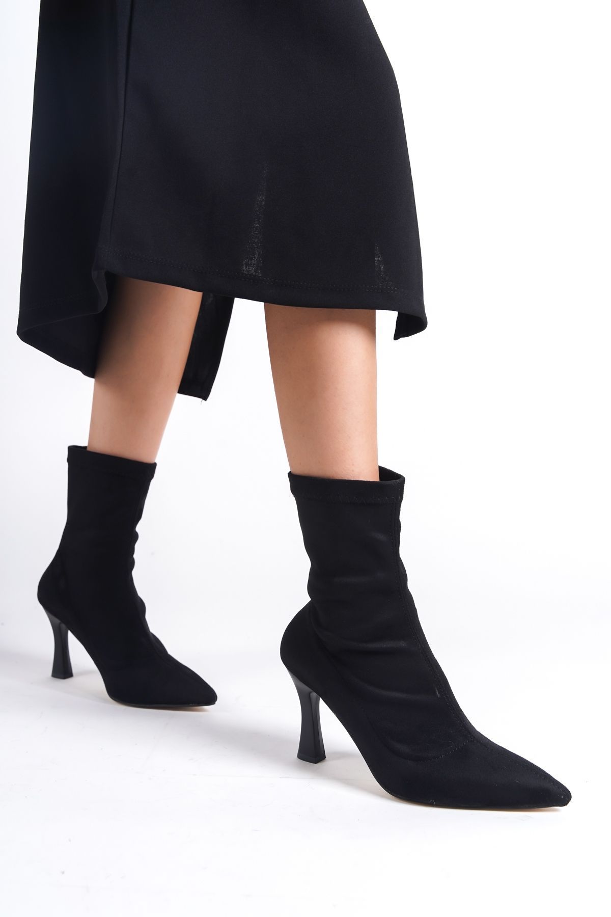 une femme avec des talons courts