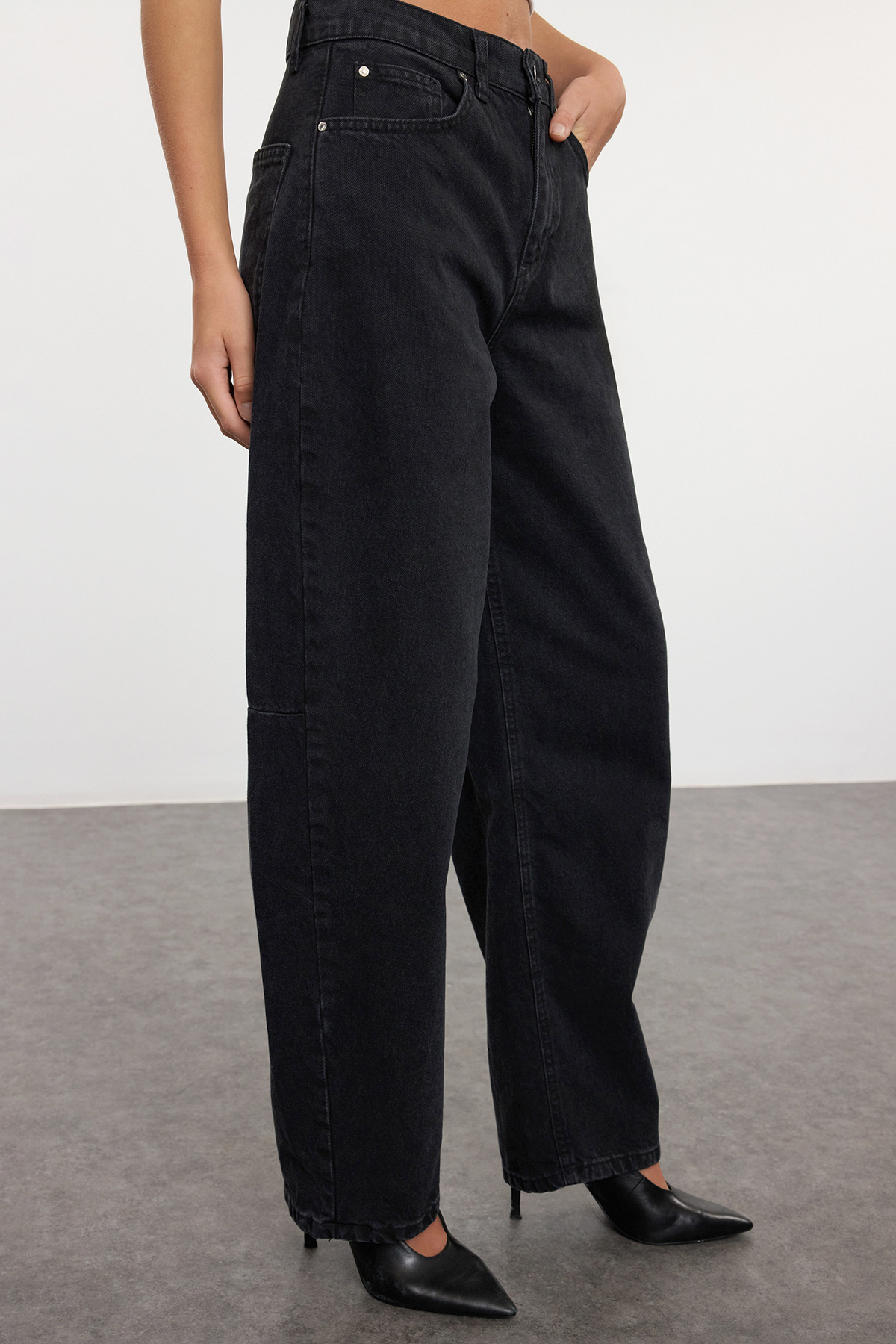 Trendyol Collection Czarne, bardziej ekologiczne jeansy z detalami szwów, niskim stanem i luźnym krojem TWOAW25JE00328