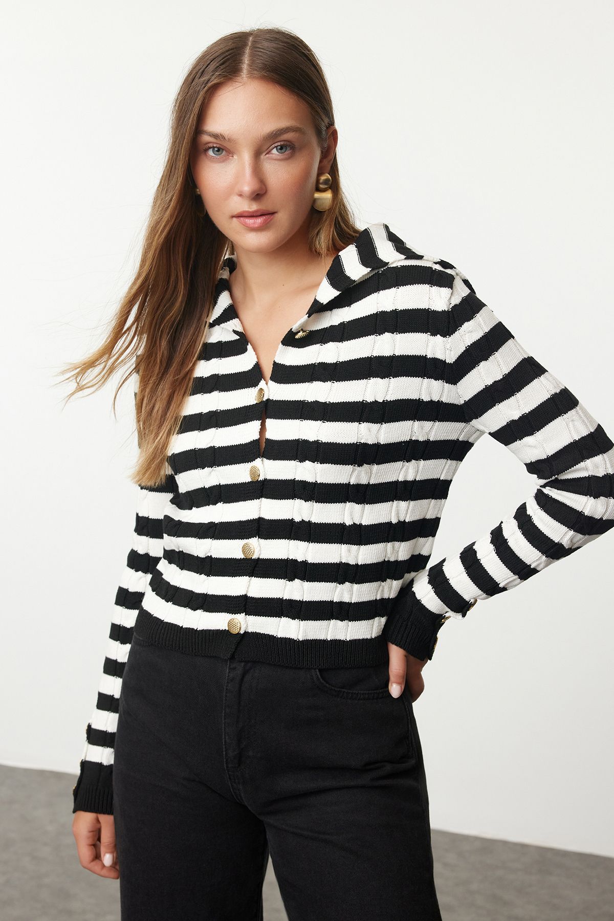 Trendyol Collection Kardigan Z Dzianiny W Kolorze Écru Z Kołnierzykiem Typu „fall-down” - Twoaw25hi00232 Kobieta - M