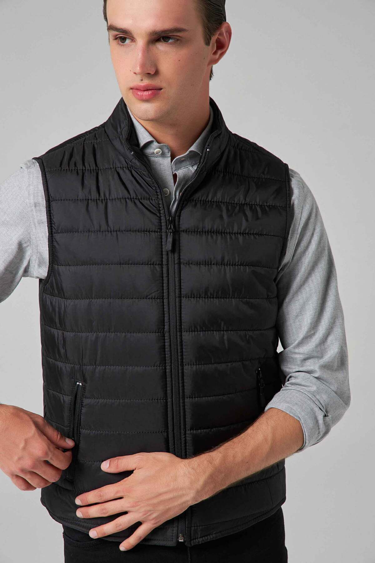 Regular Fit Siyah Dik Yaka Elyaf Dolgulu Mevsimlik Fermuarlı Yelek Mont