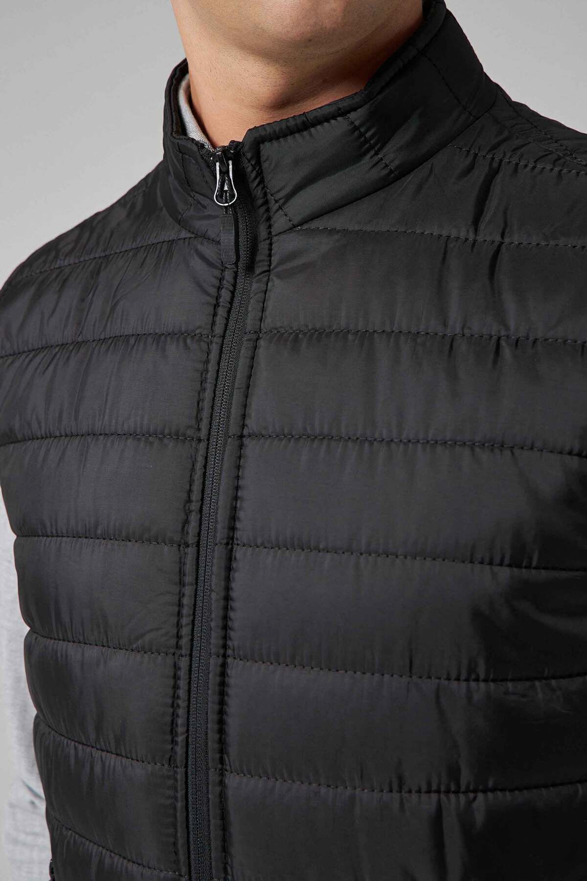 Regular Fit Siyah Dik Yaka Elyaf Dolgulu Mevsimlik Fermuarlı Yelek Mont