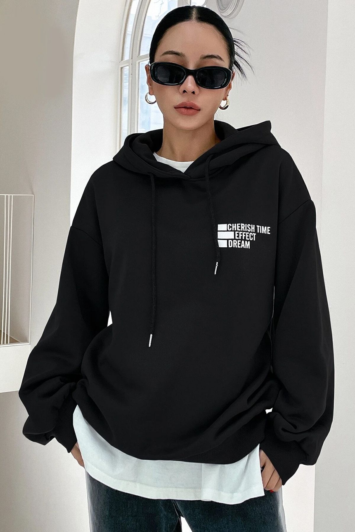 uyguntarz Schwarzes Kapuzensweatshirt „Cherish Time“ mit Aufdruck, Unisex – Butarz