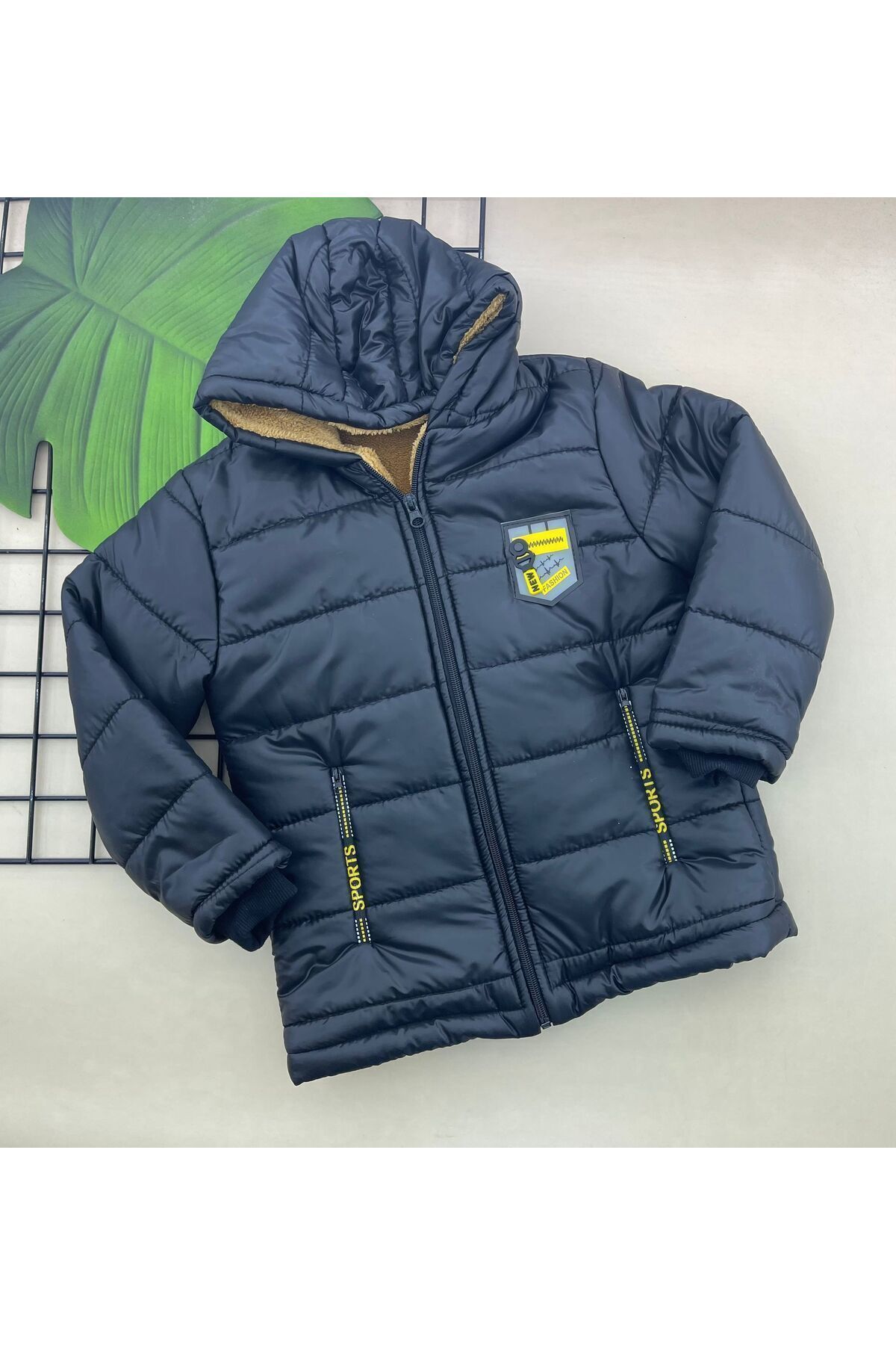  پالتوی زمستانی بچه‌گانه با آستر پشمی، کلاه، زیپ، ۲ جیب، سرآستین‌های چین‌دار و طرح لحاف‌دوزی.