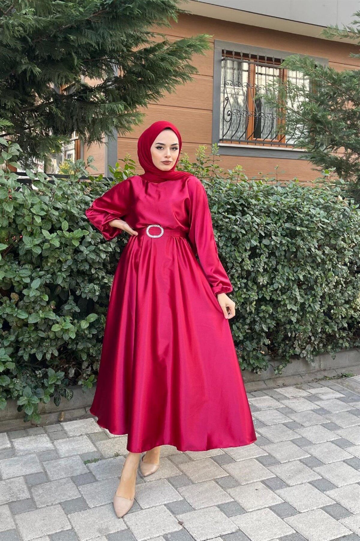 لباس شب پوشیده قرمز زنانه ساتن با قوس لاستیکی کمر Şule Giyim