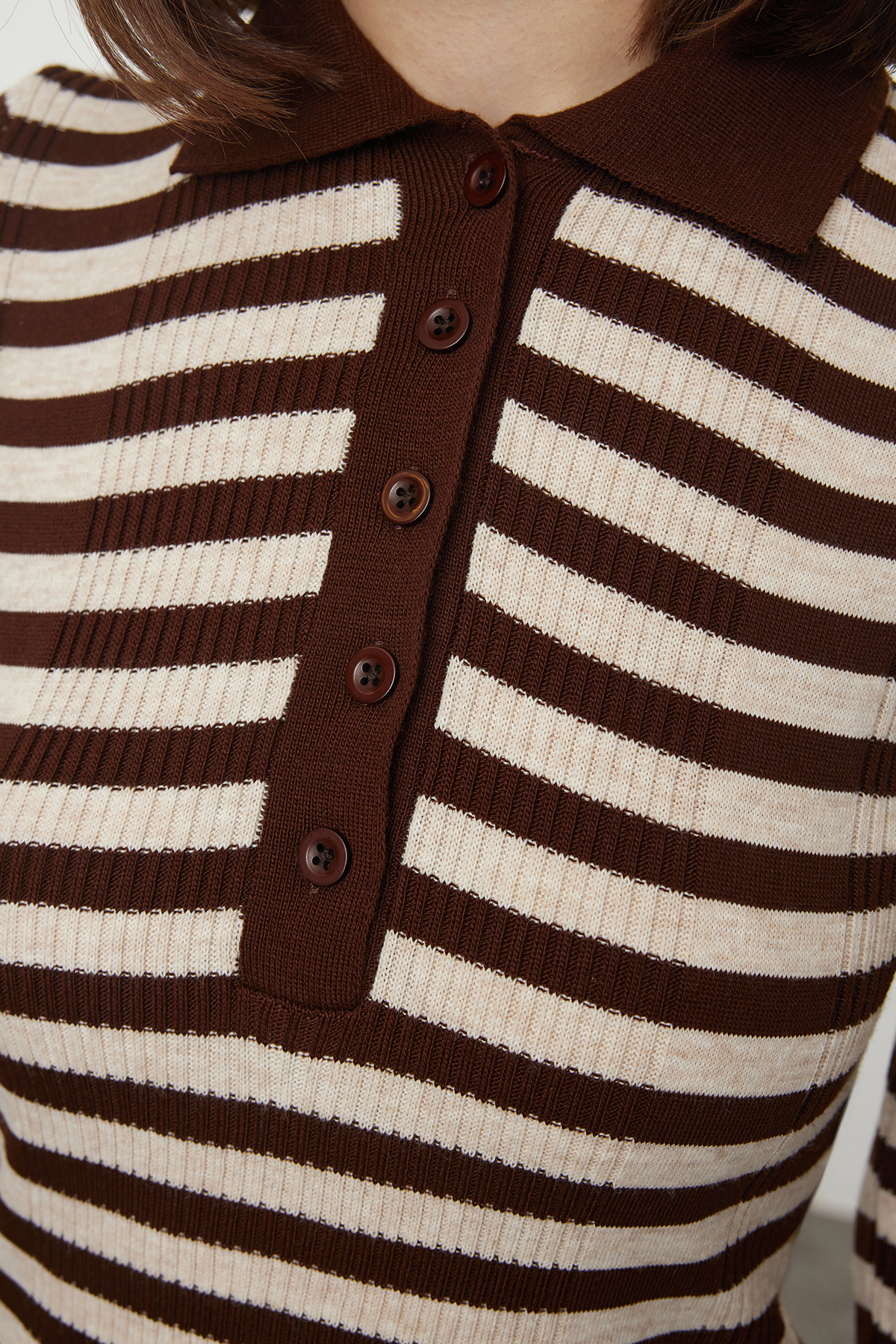 Trendyolmilla  Kahverengi Polo Yaka Basic Çizgili Fitted/Vücudu Saran Triko Kazak TWOAW25KZ00349 - Görsel 4