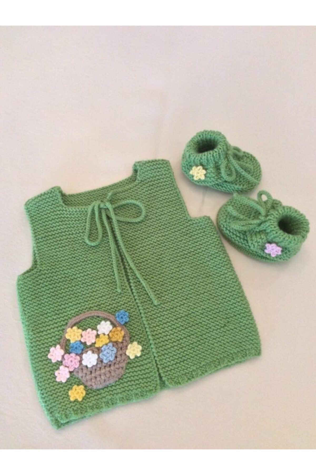 gilet à motifs de paniers et de fleurs
