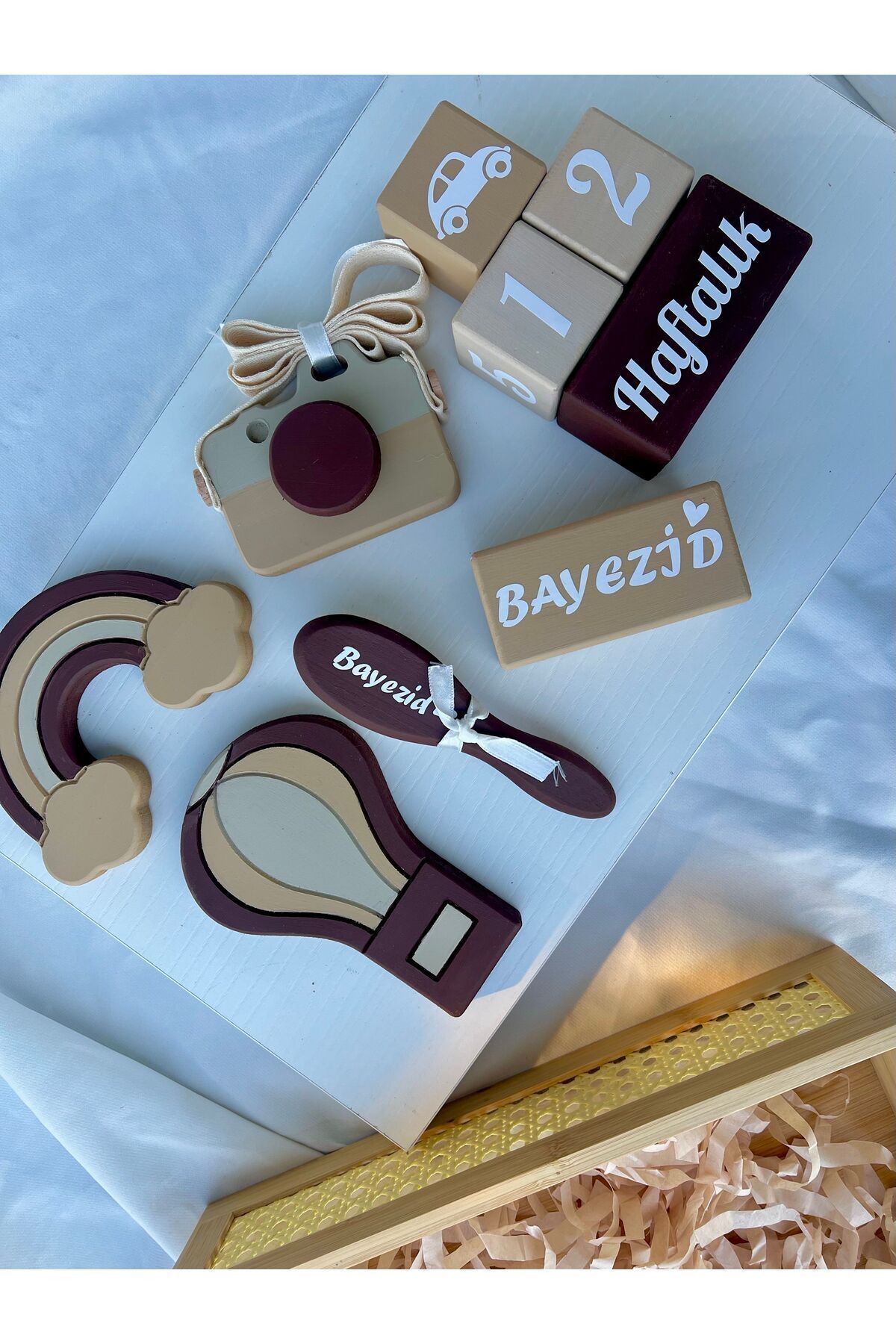 Kahve krem renklerinden anı küpü seti obje ve bebek saç fırçası 9 parçadır