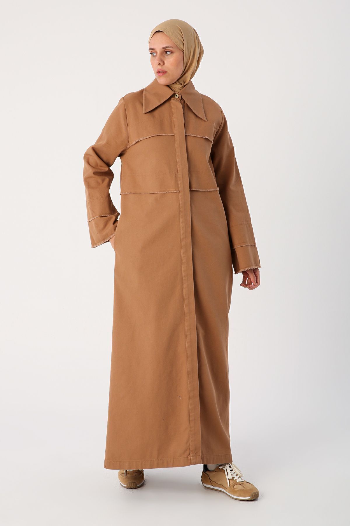 ALLDAY-Abaya ze 100% bawełny ze szpiczastym kołnierzem i ukrytą plisą taupe 1