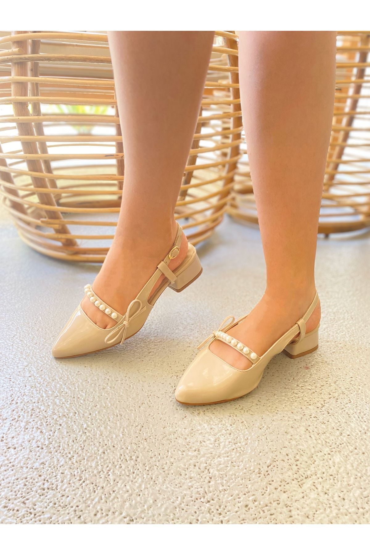 leonetta  Kadın Krem Rugan Sivri Burun İnci ve Fiyonk Detaylı Arkası Açık Alçak Topuklu Mary Jane Ayakkabı