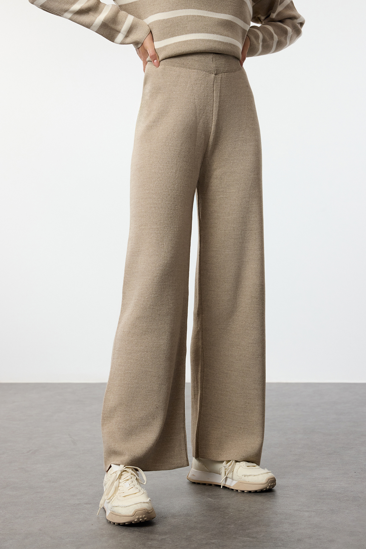 Trendyol Collection Бежевий трикотажний комплект з топом і брюками TWOAW24AU00045