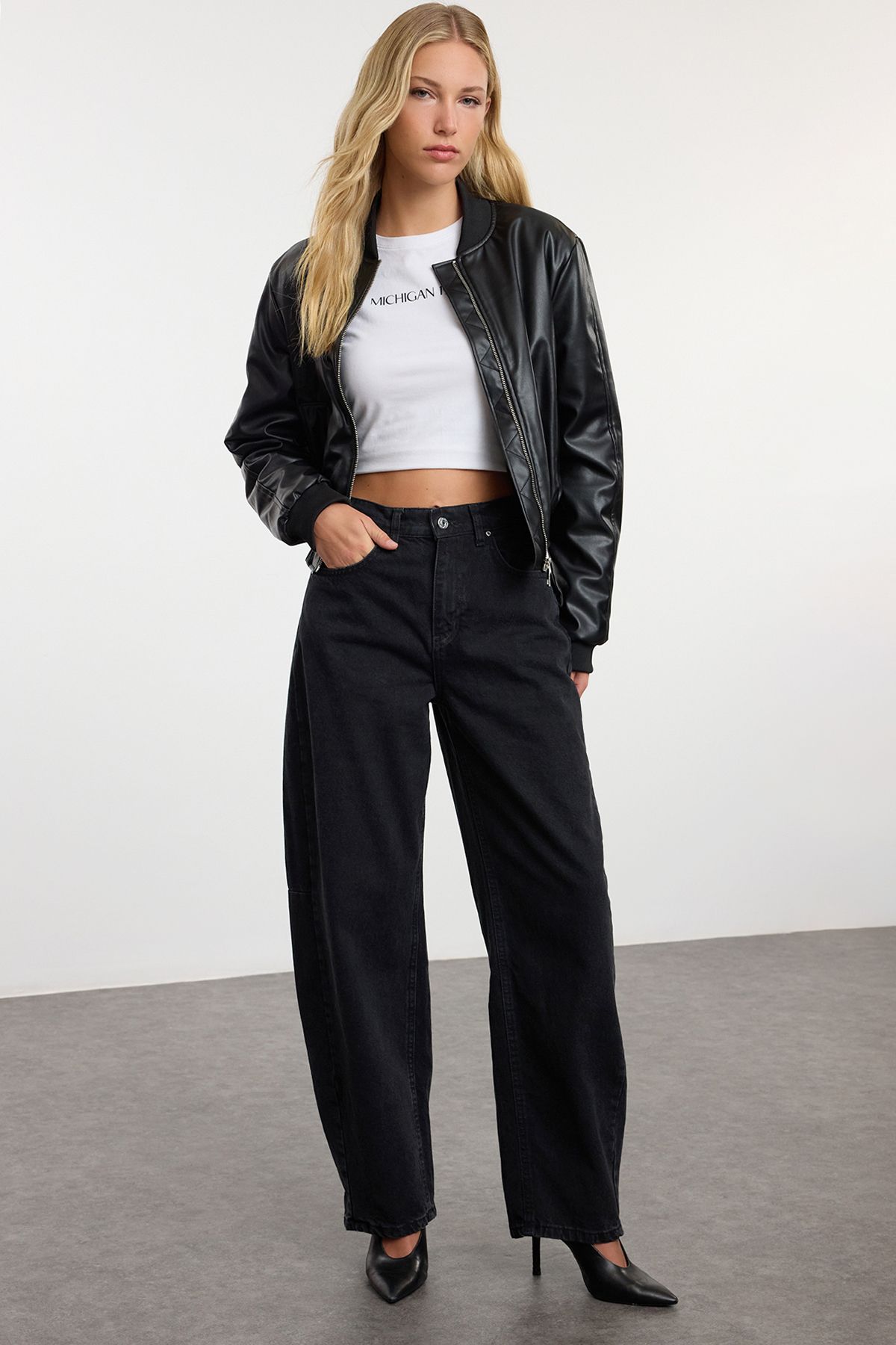 Trendyol Collection Czarne Jeansy Typu Skater Baggy Z Niskim Stanem - Bardziej Zrównoważone Dzięki Przeszyciom Twoaw25je00328 Kobieta - 38