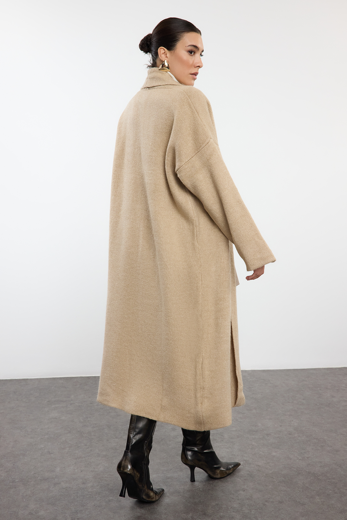 Trendyolmilla  Bej Yumuşak Dokulu Kalın Basic Kaban Görünümlü Triko Hırka TWOAW25HI00097 - Görsel 5