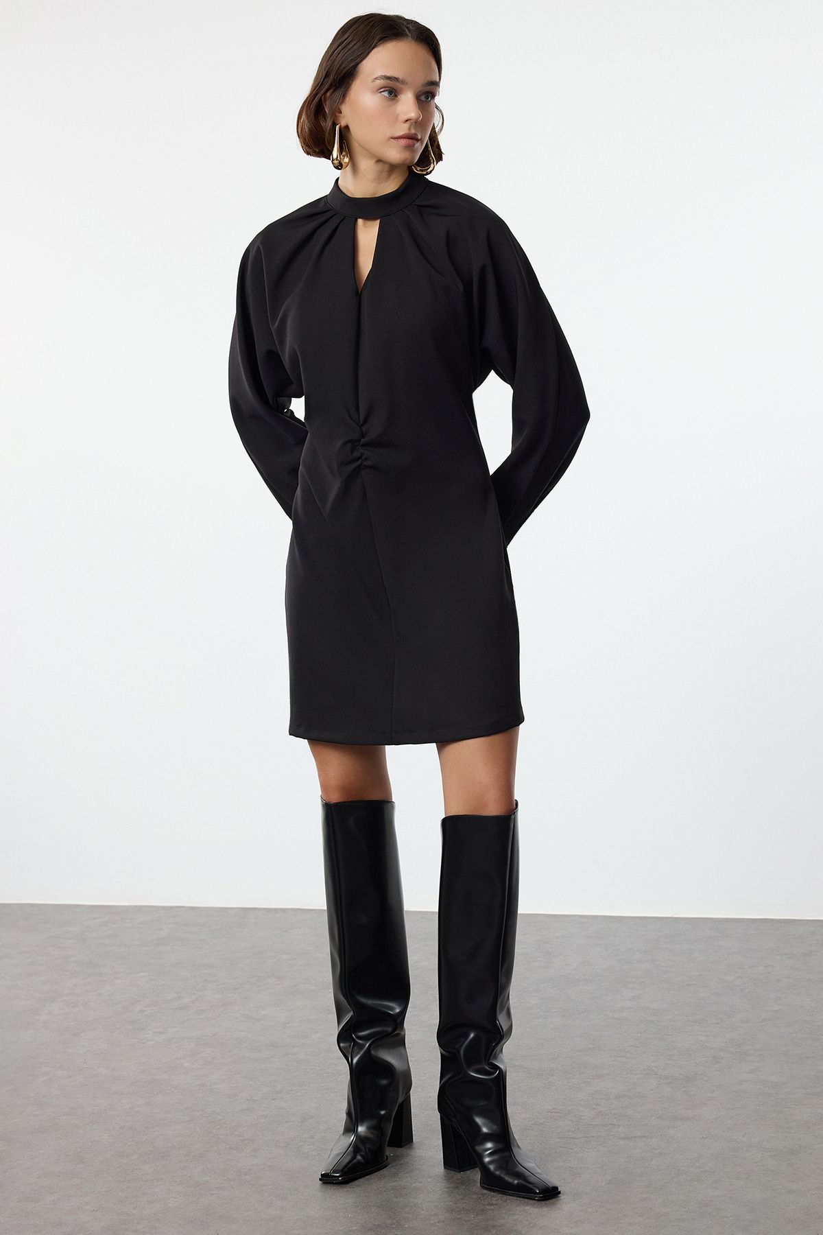 Trendyol Collection Czarna Sukienka Mini W Kształcie Litery A - Detal Z Okna, Tkana, Twoaw25el00533 Kobieta - 36