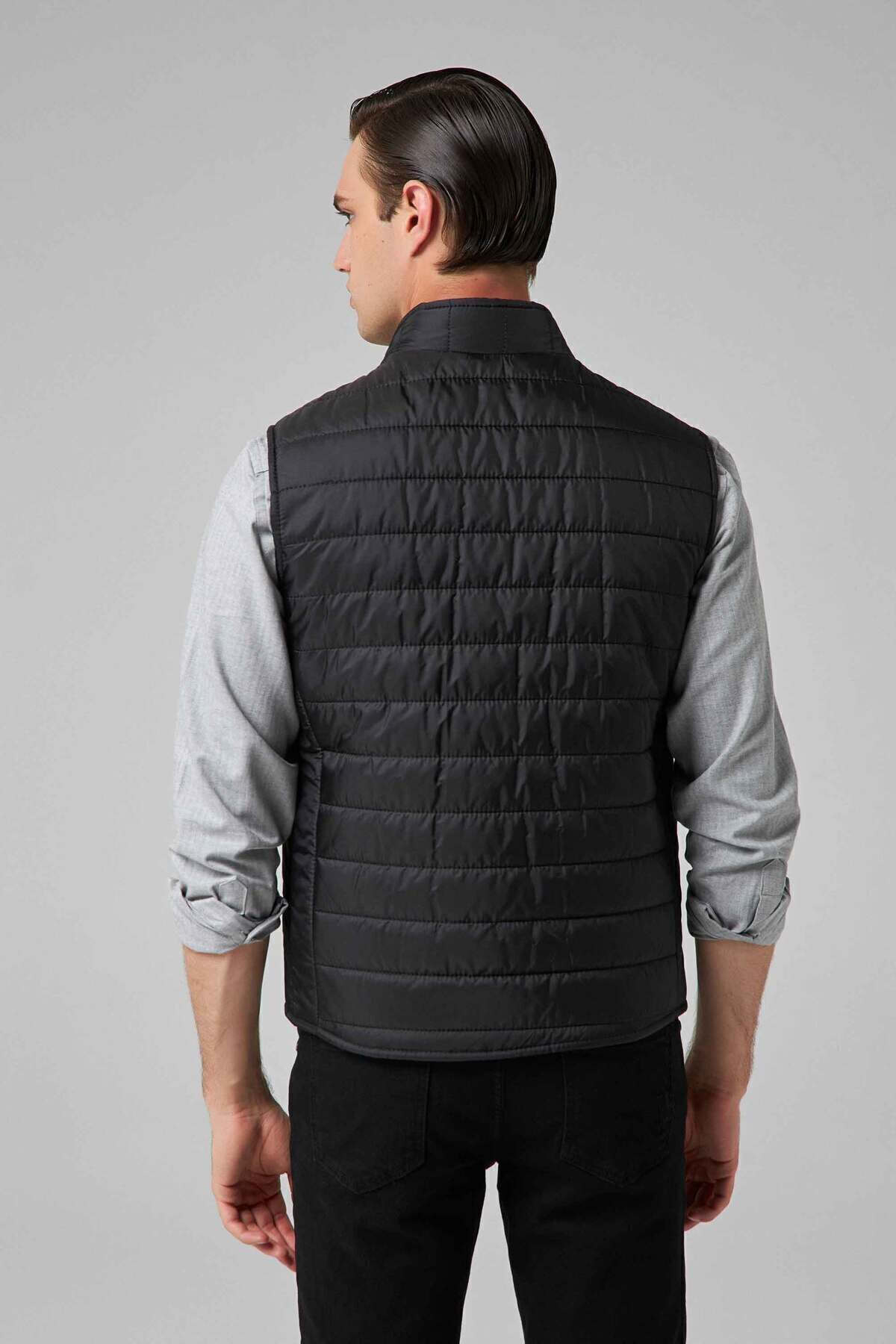 Regular Fit Siyah Dik Yaka Elyaf Dolgulu Mevsimlik Fermuarlı Yelek Mont