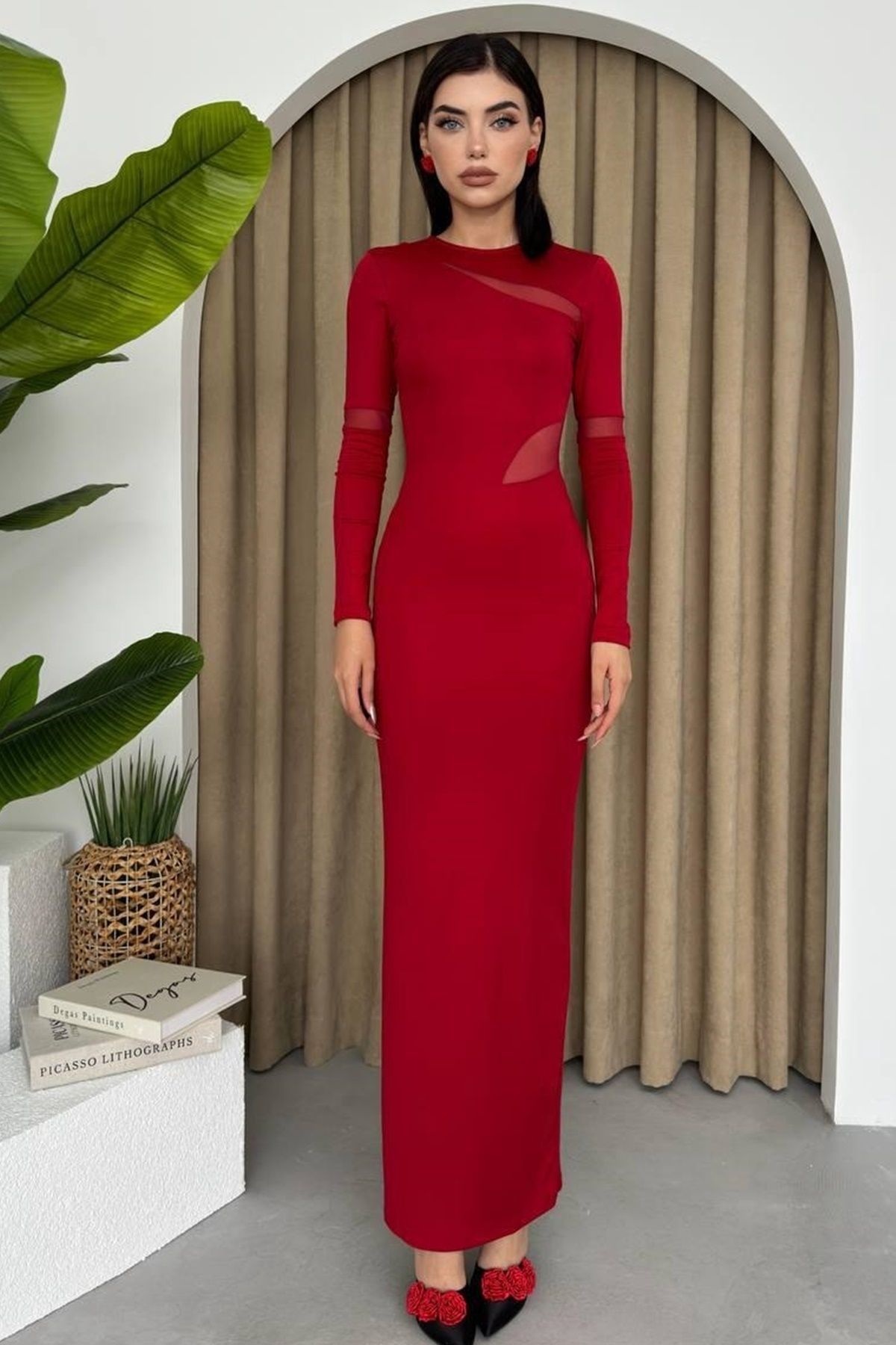 barış sülün lovebox-Elastyczna czerwona sukienka maxi - długi rękaw, przezroczysty design, rozcięcie z tyłu - 275 4