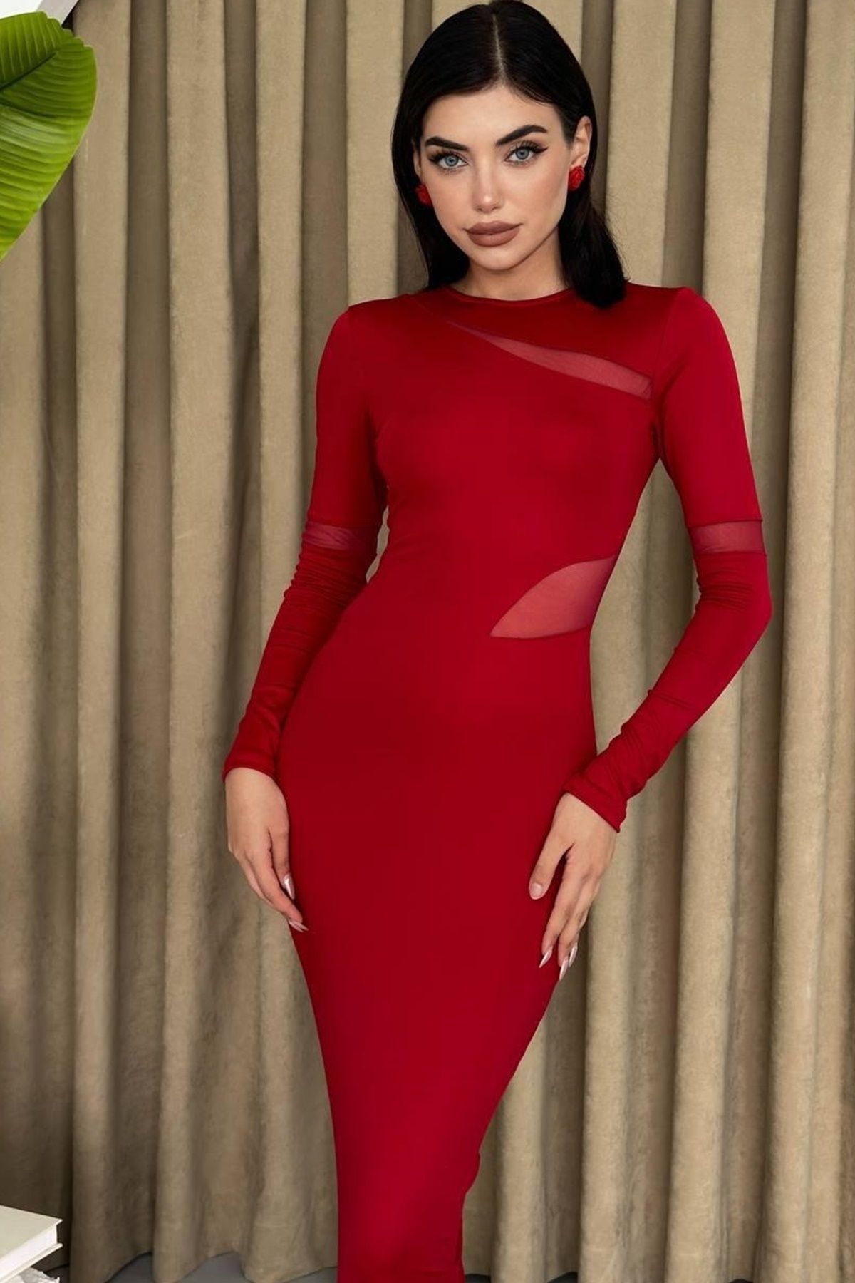 barış sülün lovebox-Elastyczna czerwona sukienka maxi - długi rękaw, przezroczysty design, rozcięcie z tyłu - 275 2
