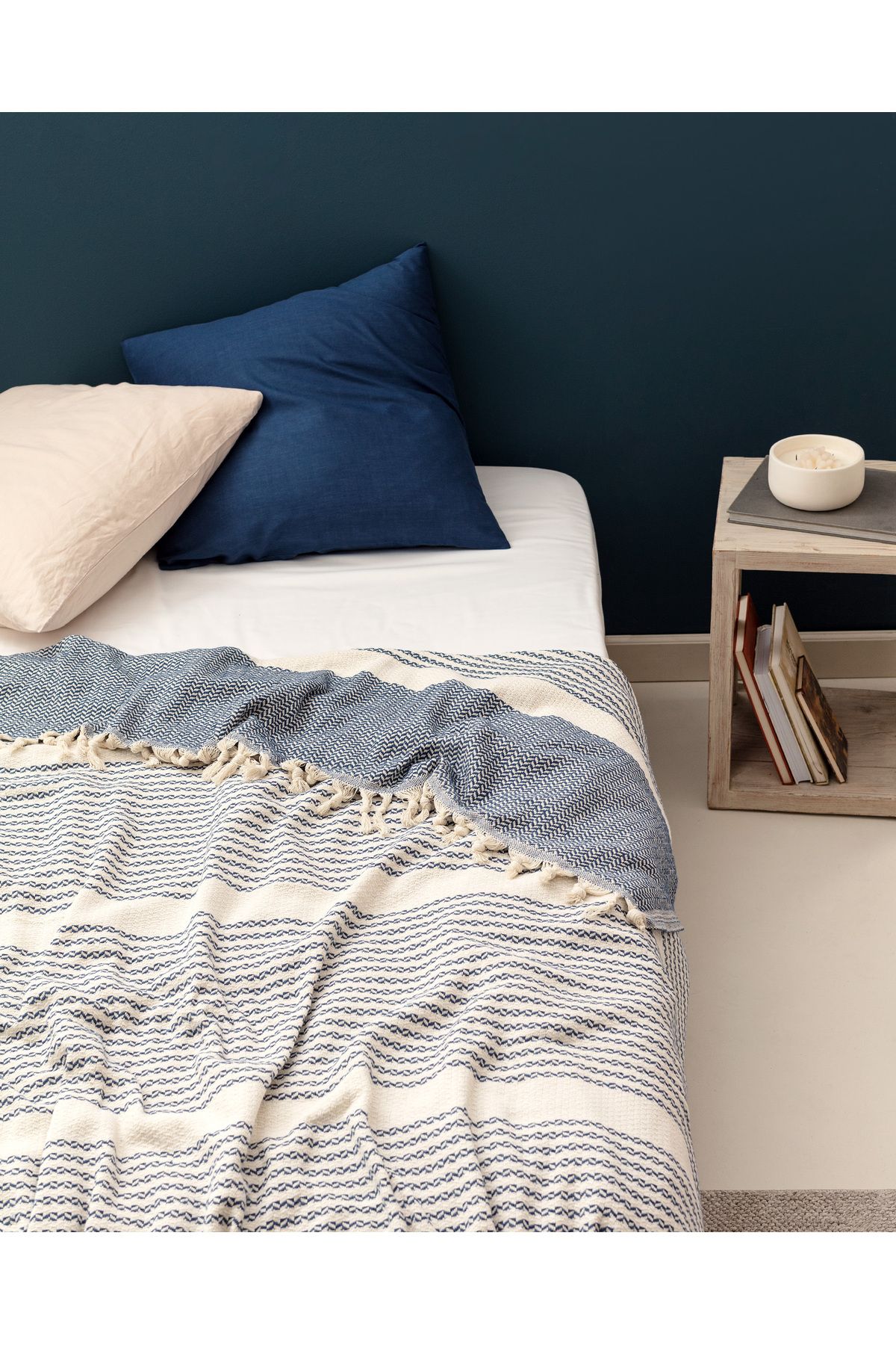 Madame Coco-Denney Single Bedspread - Ecru/indigo 2
