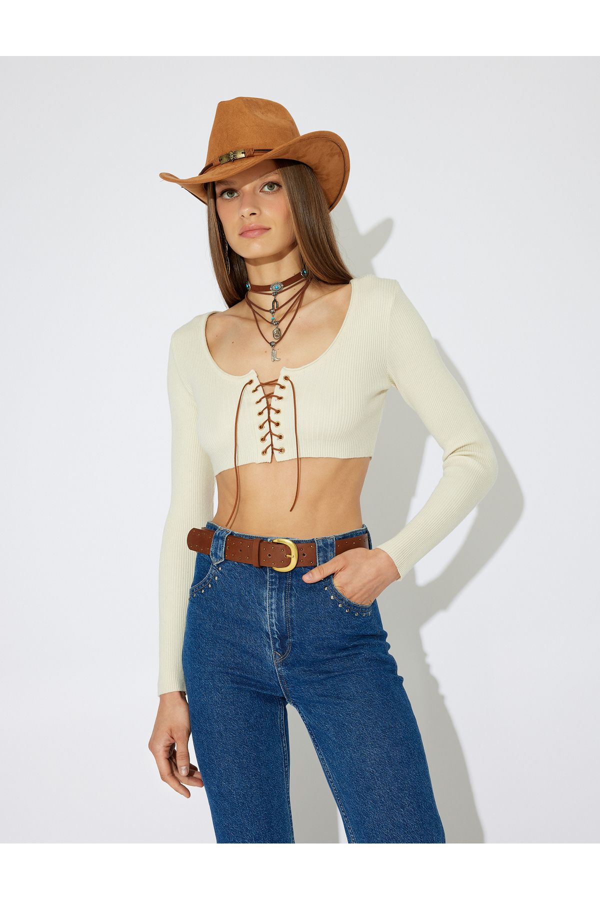 Koton-Pulover Zeynep Bastık Crop Knitwear - Guler U, mânecă lungă și detaliu cu șireturi încrucișate 3