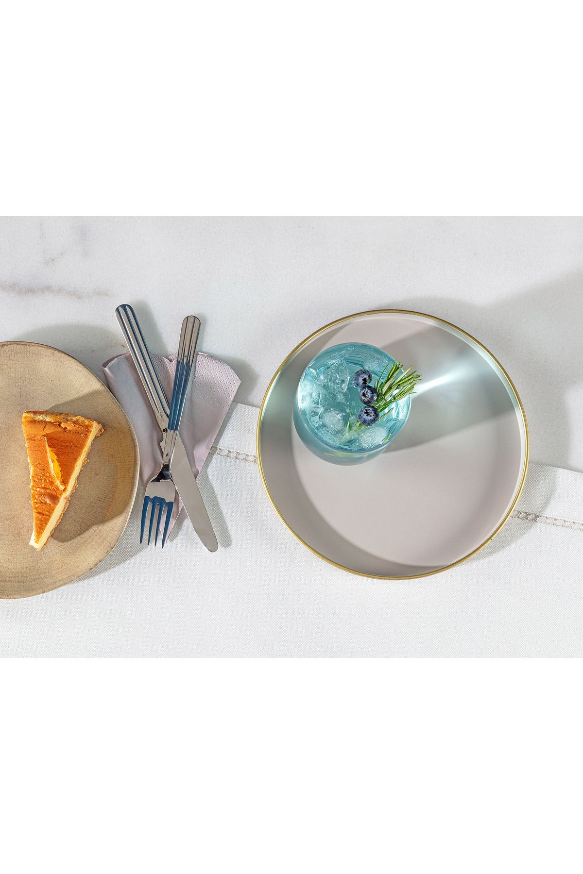 Madame Coco-Dory Round Presentation Tray - Practical and Stylish Design 2