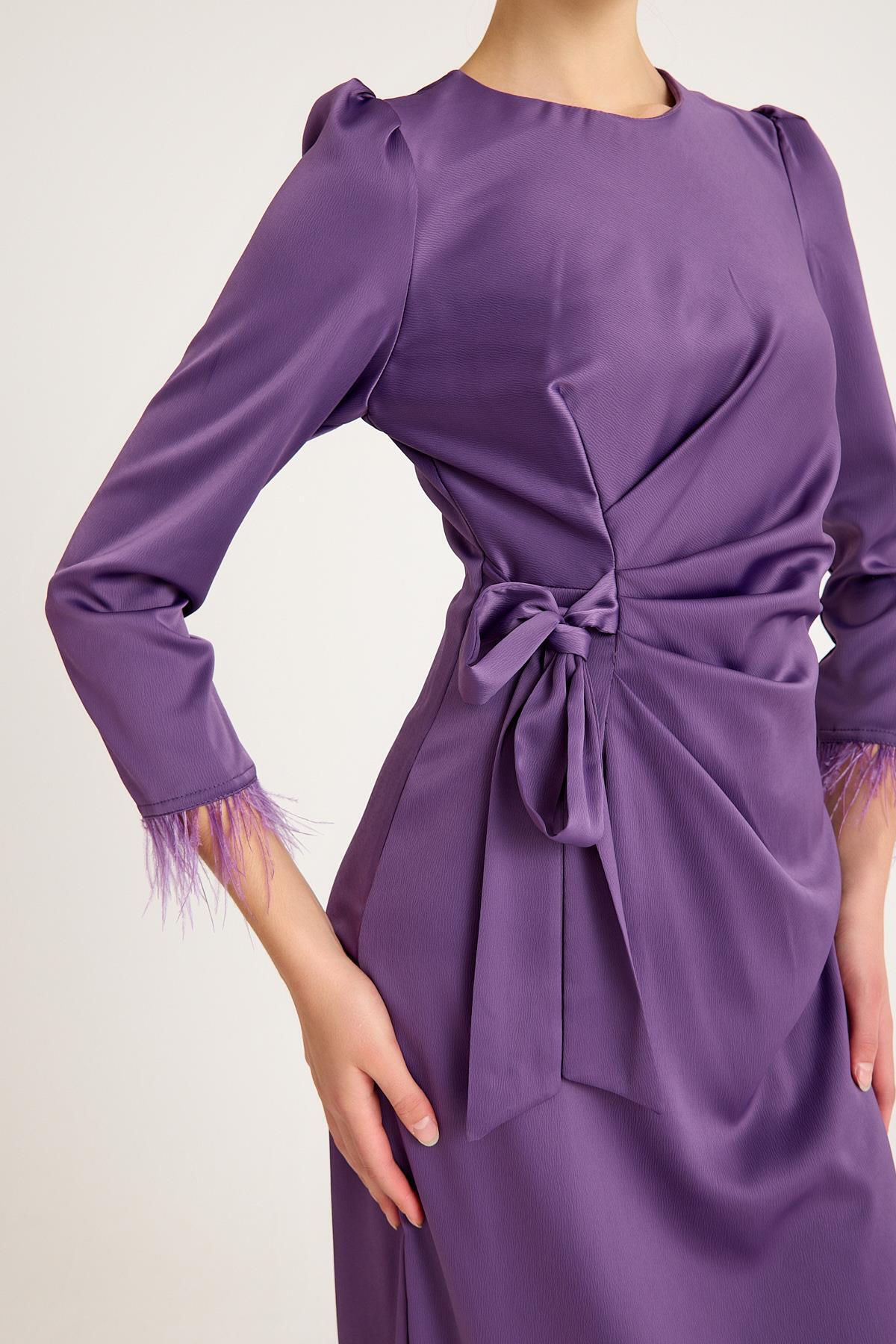 Olcay-Abendkleid aus Seidensatin – Federärmel und plissiertes Taillendetail, LILA 4897-E 3
