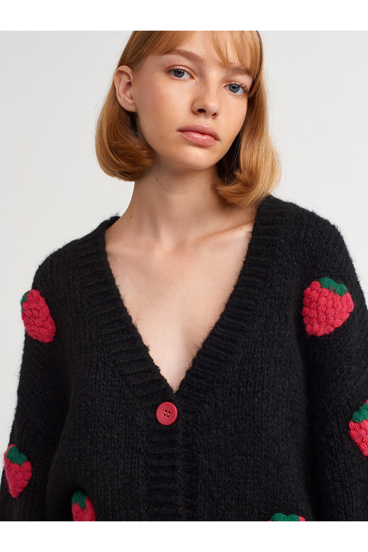 Dilvin-60185 – Strickjacke mit V-Ausschnitt, Erdbeerstickerei und Ballonärmeln – schwarz 3