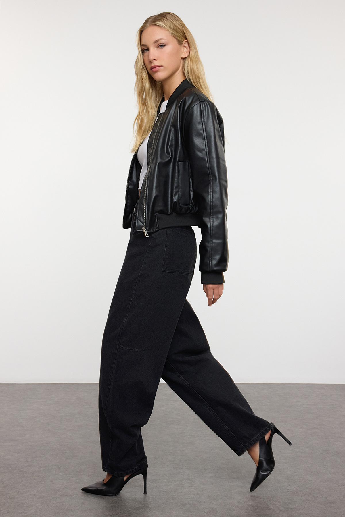 Trendyol Collection Czarne, bardziej ekologiczne jeansy z detalami szwów, niskim stanem i luźnym krojem TWOAW25JE00328