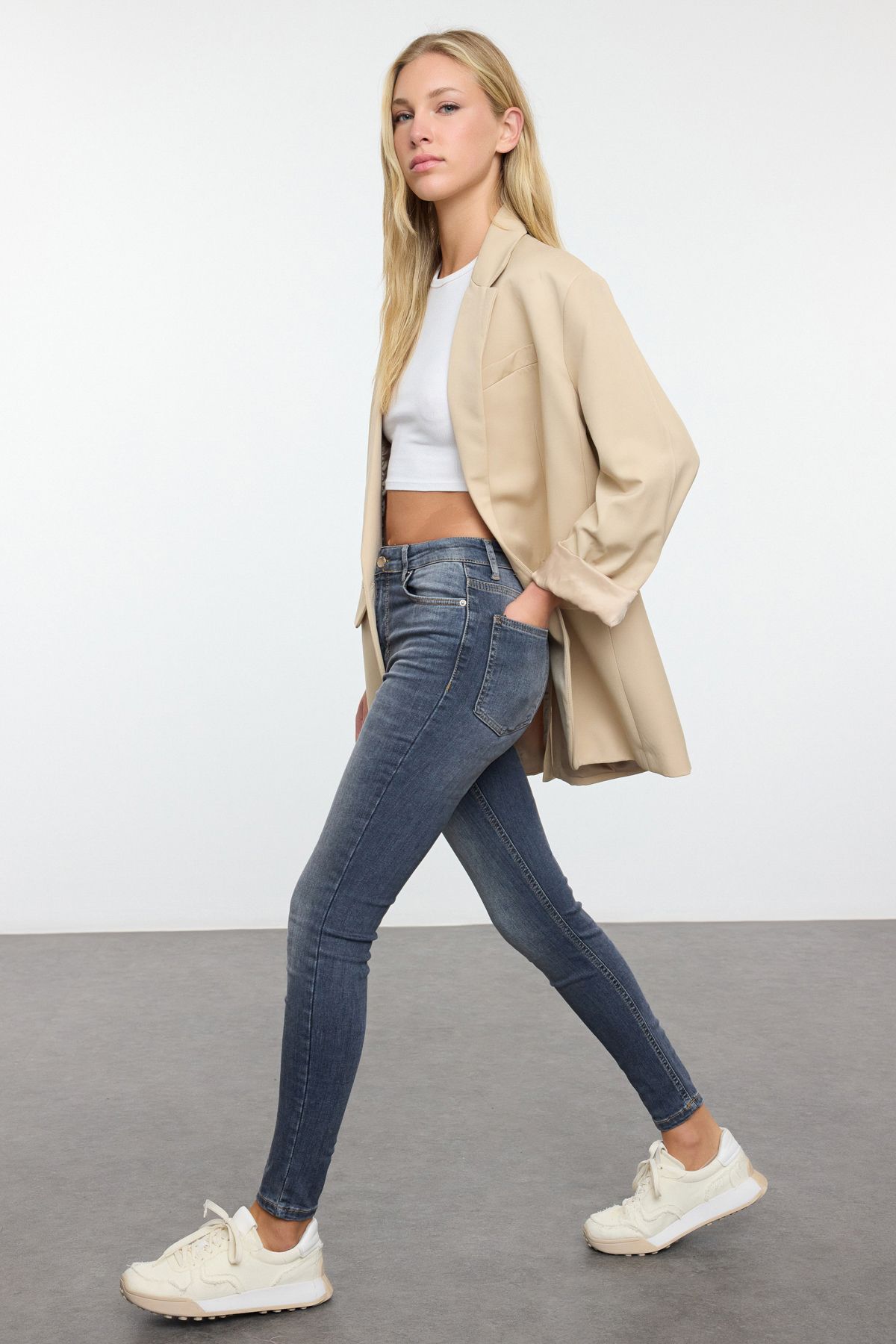 Trendyol Collection-Graue Skinny Jeans mit hoher Taille - Twoaw25Je00267 2