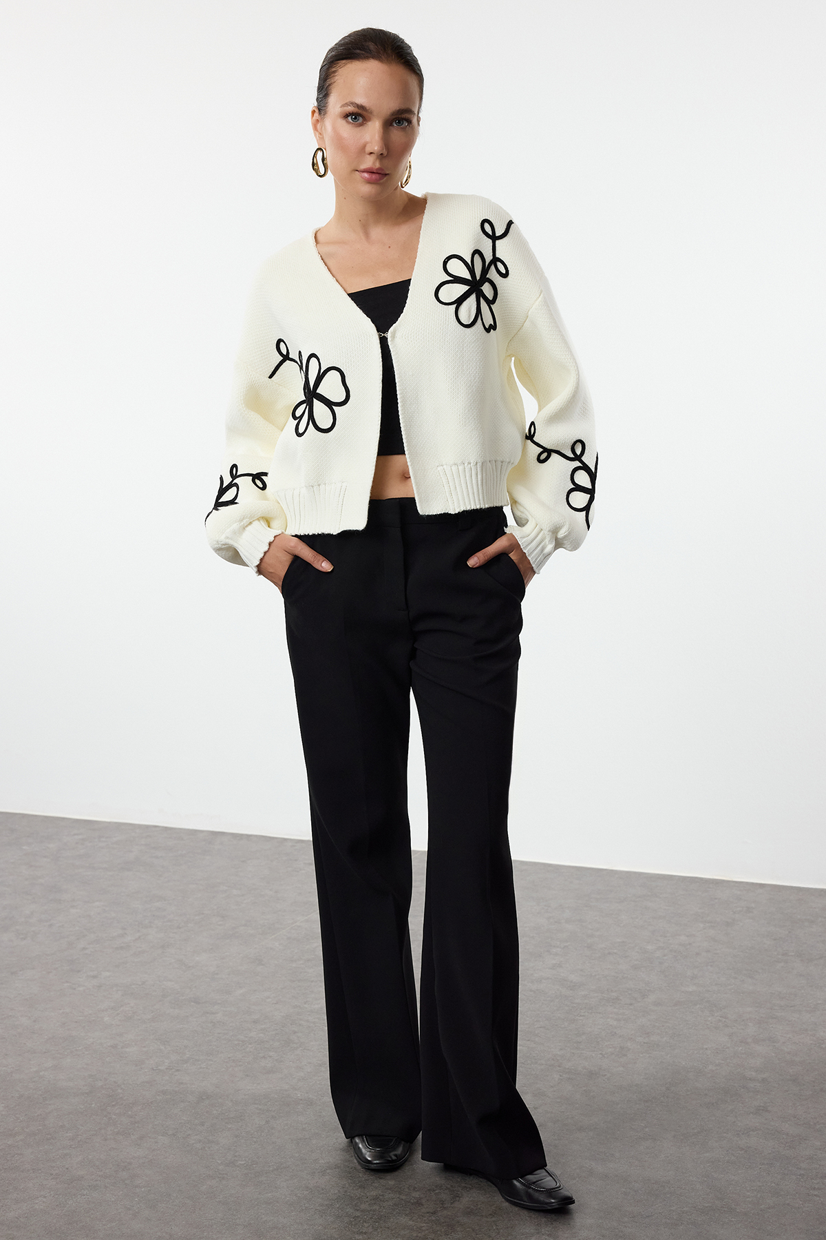 Trendyol Collection Ecru hímzés, részletes V-nyakú kötöttáru kardigán TWOAW25HI00291