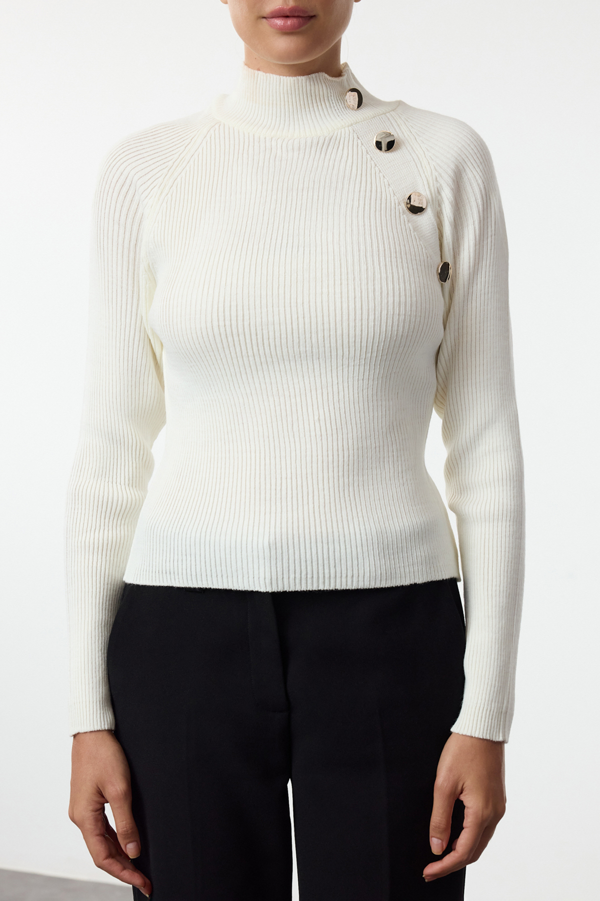 Trendyolmilla  Ekru Düğme Dik Yaka Detaylı İnce Fitted/Vücudu Saran Triko Kazak TWOAW25KZ00069 - Görsel 3