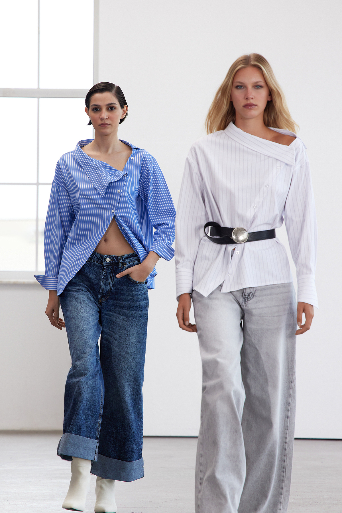 Trendyol Collection Limitierte Auflage - Gewebtes Hemd mit blauem Kragen und Streifen TWOAW25GO00065