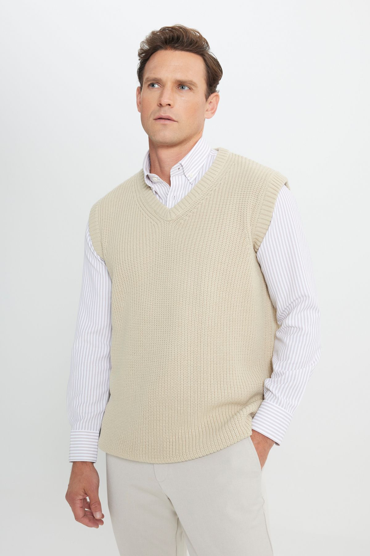 AC&Co / Altınyıldız Classics-Beigefarbener Herren-Strickpullover mit Standard-Passform und normalem Schnitt und V-Ausschnitt 4